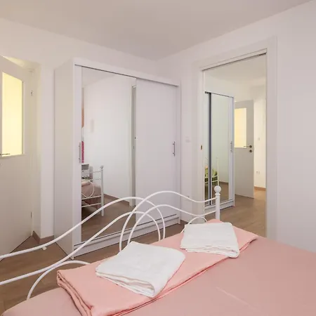 Apartment Akvarel - Private Garden Terrace & Bbq Duće