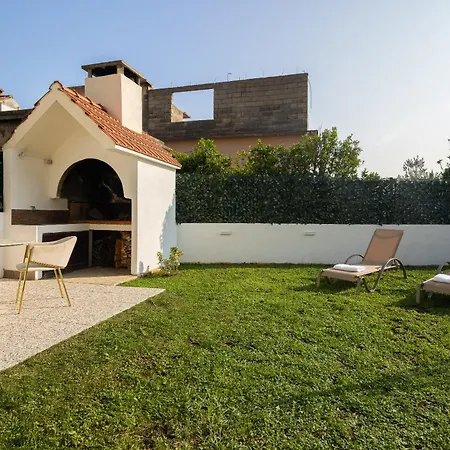 Akvarel - Private Garden Terrace & Bbq Apartment